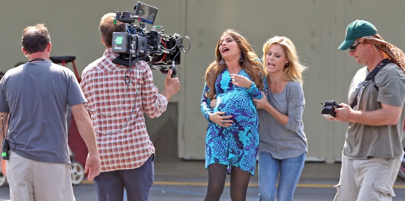 sofia-vergara-fake-baby-bump-on-modern-family-set-24