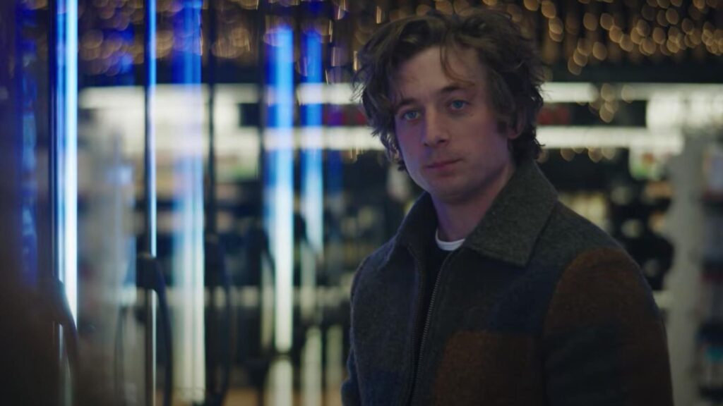 Carmy (Jeremy Allen White) looking at Claire (Molly Gordon) in a grocery store in 'The Bear'