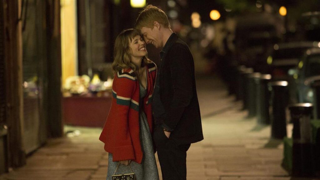 Tim Lake (Domhnall Gleeson) and Mary (Rachel McAdams) kissing in the street in 'About Time'