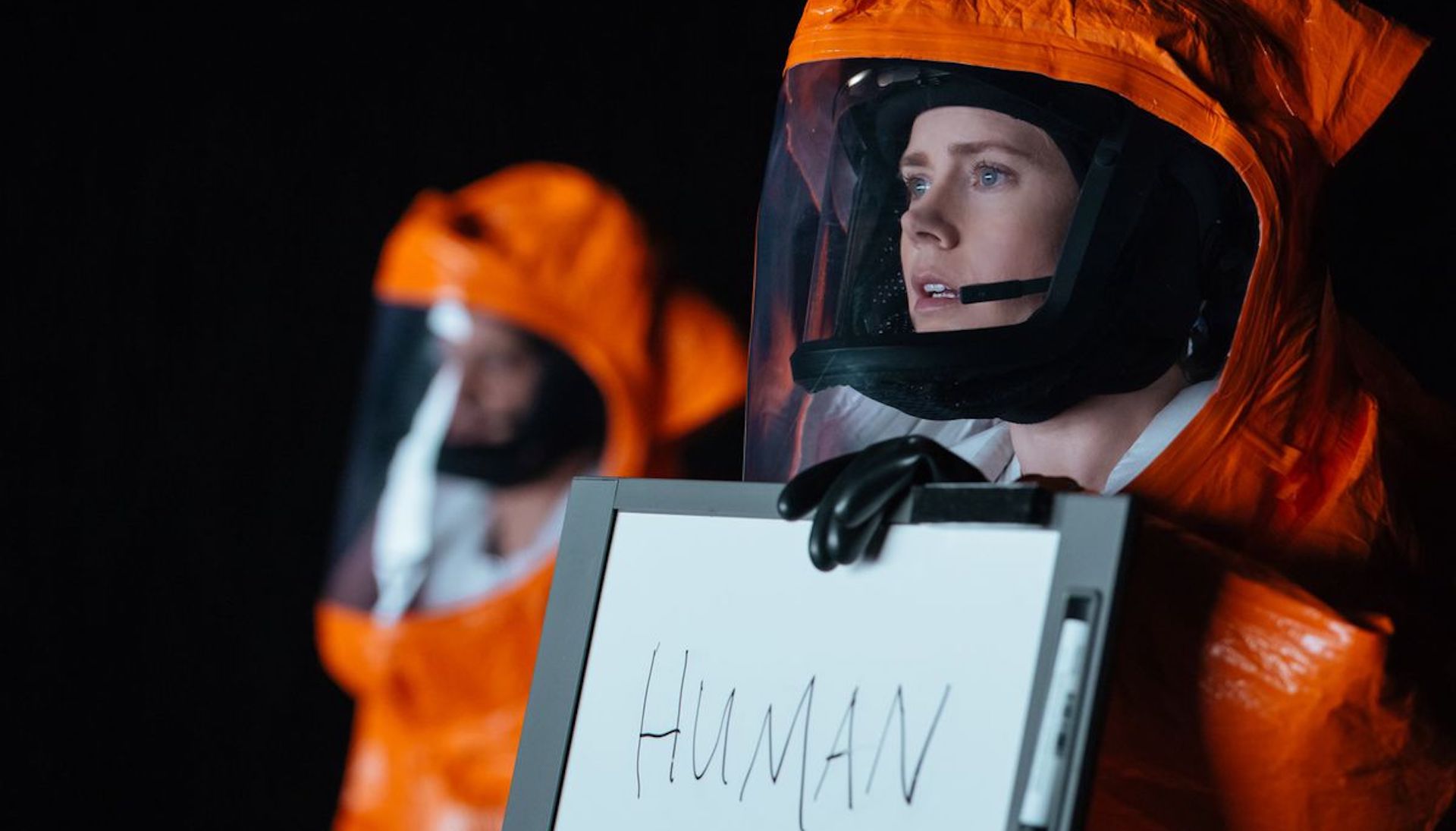 Louise Banks (Amy Adams) holding up a sign to the aliens in 'Arrival'