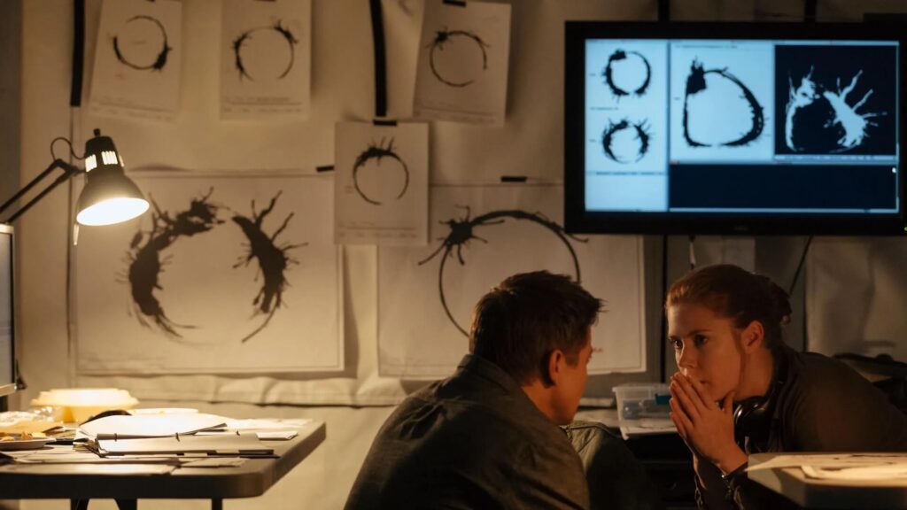 Louise Banks (Amy Adams) and Ian Donnelly (Jeremy Renner) looking at each other with concern in 'Arrival'