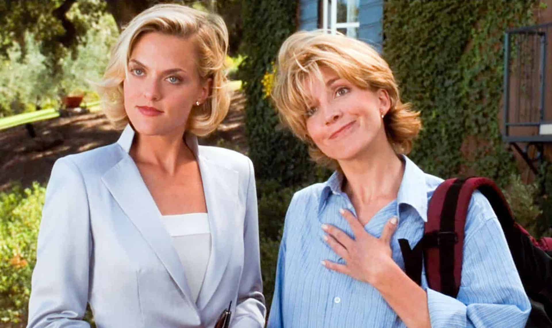 Meredith (Elaine Hendrix) and Elizabeth (Natasha Richardson) looking at the twins in 'The Parent Trap'