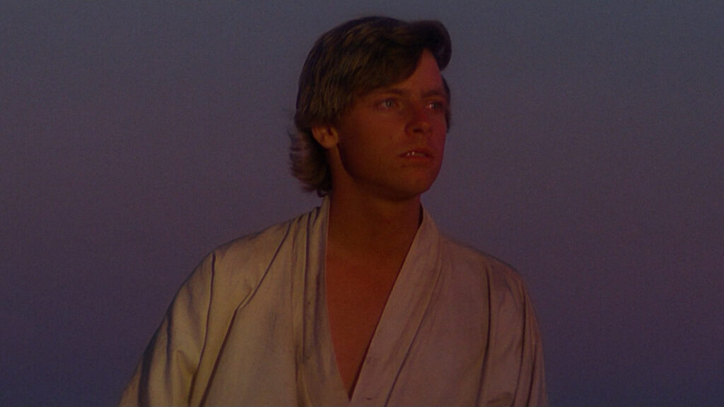 Luke Skywalker (Mark Hamill) osserva i due soli che tramontano su Tatooine in "Star Wars Episodio IV - Una nuova speranza"