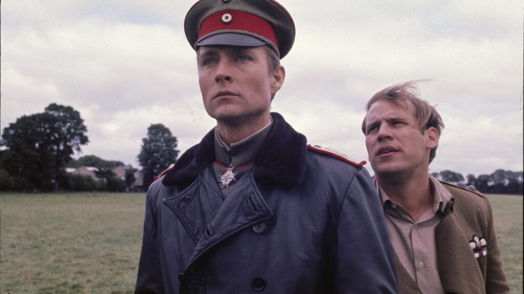 Two soldiers talking to each other in a field in 'Von Richthofen and Brown' (1971)