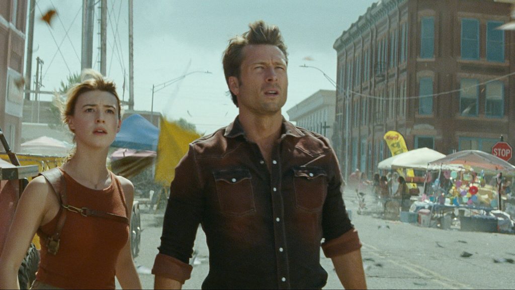 Kate (Daisy Edgar-Jones) and Tyler (Glen Powell) looking at a tornado in 'Twisters'