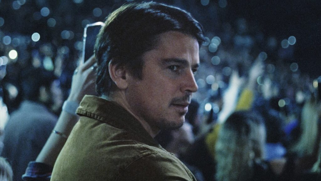 Cooper (Josh Hartnett) looking through the crowd in 'Trap'