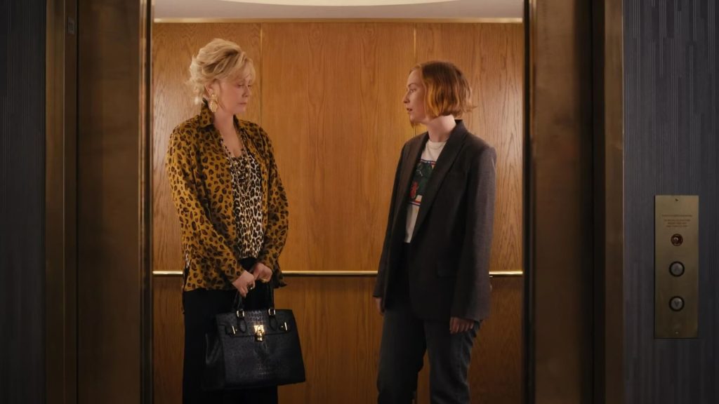 Deborah (Jean Smart) and Ava (Hannah Einbinder) in an elevator