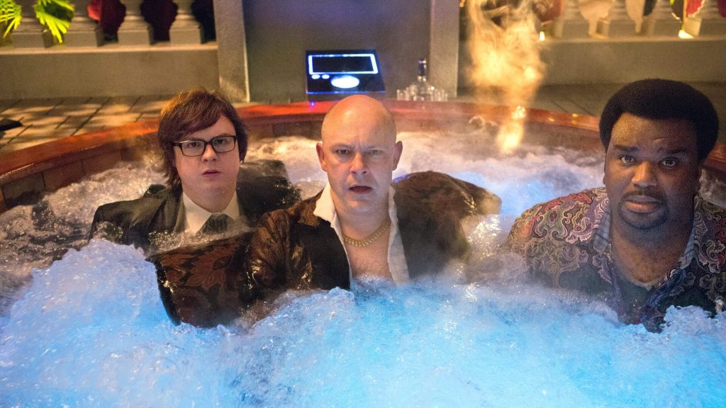 Il cast di "Hot Tub Time Machine 2" seduto in una vasca idromassaggio.